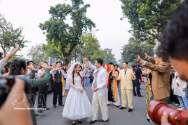 2025年12月7日，“幸福越南日”活动框架内，一场以“百花喜事——2025婚礼季”为主题的越服巡游活动在河内还剑湖步行街举行。图自越通社