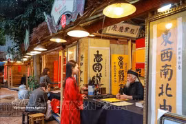 新春求字活动仍是书法节的核心亮点 图自越通社