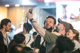 外国友人齐聚河内 热情迎接 2026 年新年 图自越通社