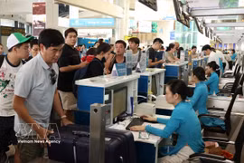旅客在内排机场办理登机手续。图：越通社