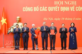 越共中央总书记、国家主席苏林向国会主席陈青敏及各位国会副主席颁发政治局关于指定2025—2030年任期国会党委会、常委会、书记、副书记的决定。图自越通社