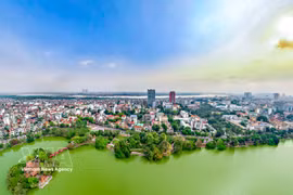 首都河内政治中心全景，从还剑湖向红河方向远眺。图自越通社