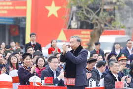 越共中央总书记苏林在高平省体育场会见并同高平省各民族人民亲切交谈