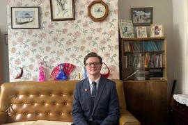 英国学者凯里尔·惠特克 图自越通社