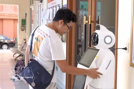 AI机器人有助于减轻公职人员在前端咨询环节的工作压力，同时为民众创造熟悉人工智能在公共服务中应用的条件。图自越通社