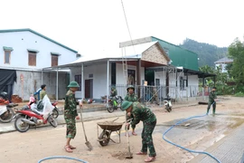 官兵们为民众打扫卫生迎春节 图自越通社