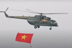 直升机编队起飞：胡志明市闪耀星光