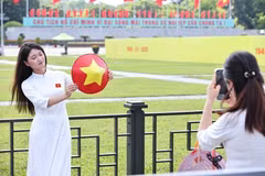 众多市民在巴亭广场拍摄留念 迎接盛大节日