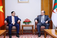 政府总理范明政与阿尔及利亚总理赛菲·喀里布举行会谈