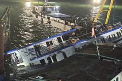 通宵搜救下龙湾旅游船翻覆事故：搜救人数共47人
