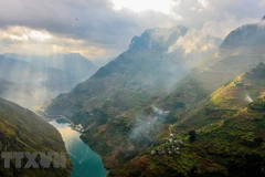 同文岩石高原：地质奇迹与民族文化交响的“世界领先文化目的地”