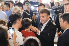 法国总统埃马纽埃尔·马克龙与夫人在河内古街区散步
