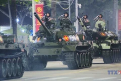数万民众齐聚巴亭广场 先睹国庆80周年阅兵风采