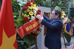 范明政总理在里约热内卢胡志明主席纪念牌前敬献花圈