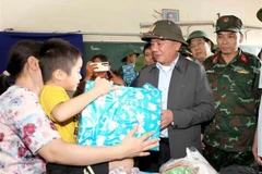 越共中央书记处常务书记陈锦秀莅临庆和省指导洪水救援和重建工作