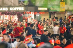 万众一心迎国庆80周年盛典，河内秋晨红旗飘扬