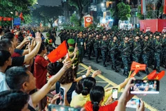 在人民怀抱中行进：A80国家级阅兵预演暖心上演