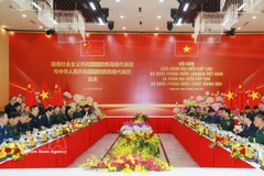 越南国防部长潘文江大将与中国国防部长董军上将举行会谈