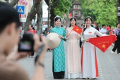 首都民众热情打卡迎国庆，沉浸在浓浓节日氛围中
