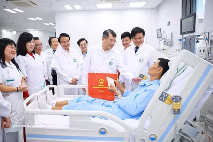 推动医疗服务体系重构，建设现代化医疗网络