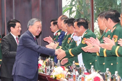 越共军队第十二次代表大会闭幕