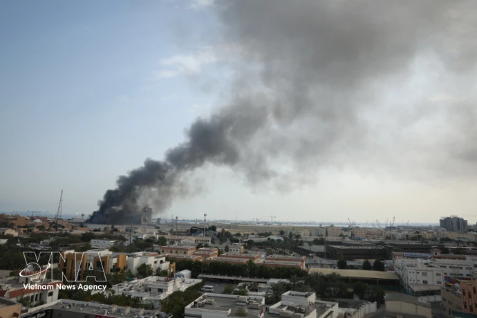 伊朗导弹击中美第五舰队总部后，浓烟升起。图自越通社