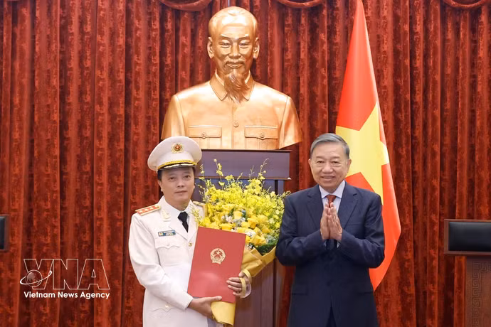 越共中央总书记、国家主席、人民武装力量统帅、国防与安全委员会主席苏林向公安部副部长邓鸿德授予晋升上将军衔决定。图自越通社