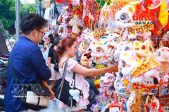 中秋玩具市场提前启动 产品款式丰富多样。图自越通社
