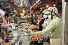 民众采购盂兰盆节祭品。图自越通社