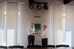 杨忠义向意大利国家通讯社（ANSA）领导赠送纪念品。图自tapchicongsan.org.vn