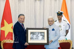 马哈拉施特拉邦邦长吉殊努·德夫·瓦尔马郑重向苏林赠送了一张胡志明主席1958年2月到访孟买的照片。图自越通社