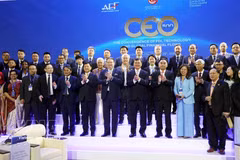 参加论坛的代表们合影。图自越通社