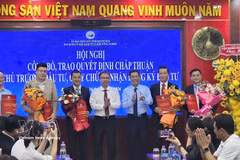 庆和省经济区和工业区管理委员会颁发投资登记证。图自越通社