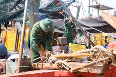 边防部队协助渔民躲避第一号台风。图自越通社
