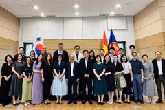 代表团与驻韩国大使、总领事以及旅韩越南人团体和侨胞合影留念。图自越通社