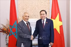 越南国会主席陈青敏会见摩洛哥与越南友好协会主席穆斯塔法·艾尔·凯提里。图自越通社