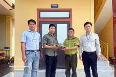 环老乡人民委员会和南巴屯乡人民委员会各移交1只缅甸陆龟。图自越通社
