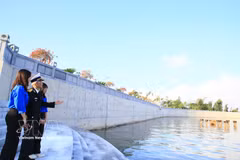 海上胡志明小道传统协会的老战士们向海防市涂山坊的青年团员讲述海上胡志明小道的传奇故事。图自越通社