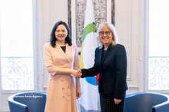 越南国家主席常驻法语国家常设理事会代表阮氏云英大使和法语国家及地区国际组织（OIF）总干事卡罗琳娜。图自越通社