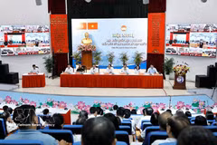 越南国会主席陈青敏接触选民。图自越通社