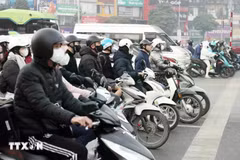 人们遵守交通信号。图自越通社
