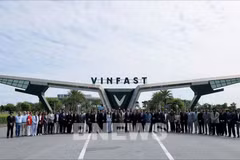 签字仪式在海防VinFast生产联合体举行，这是印度经销商合作伙伴代表团访问越南并开展工作期间的一项活动。图自越通社