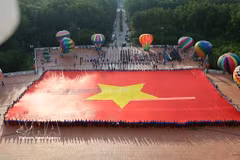 巨幅国旗面积2025平方米，长60米，宽33.75米，重约320公斤，采用超耐用布料制成。图自越通社