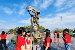 游客参观奠边府胜利纪念碑。图自越通社