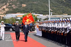 国会主席陈青敏在金兰军事基地检阅仪仗队。图自越通社