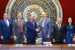 越南国会副主席陈光方会见美国众议院跨党派议员代表团。图自越通社
