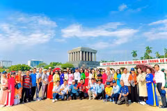 少数民族乡贤代表团瞻仰胡志明主席陵。图自越南民族与山区画报