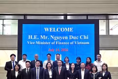 双方代表合影。图自越南财政部和国家证券委员会