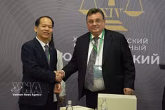 越南司法部长黄青松和俄罗斯联邦司法部长康斯坦丁·丘伊琴科。图自越通社
