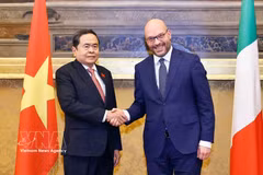 越南国会主席陈青敏与意大利众议院议长洛伦佐·丰塔纳。图自越通社
